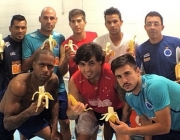 Atletas Comendo Banana 3