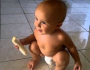 Bebê Comendo Banana Nanica 1