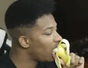 Comendo Banana 1