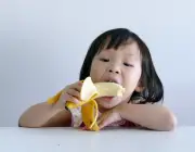Comendo Banana Caturra 1
