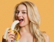 Comendo Banana Orgânica 1