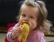 Comendo Banana Orgânica 2