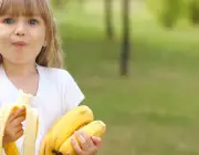Comendo Banana Orgânica 5