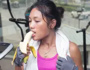 Comendo Banana Prata Catarina 6