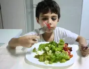 Comendo Brócolis 1