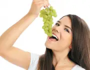 Comendo Uvas 1
