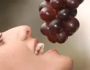 Comendo Uvas 6