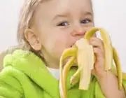 Crianças Comendo Banana 2