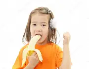 Crianças Comendo Banana 3