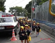 Crianças no Japão com Capecete em Horário Escolar 1