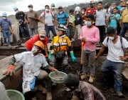 GUATEMALA-VOLCANO-FAMILY