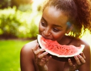 Pessoas Comendo Frutas 4