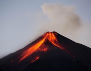 Vulcão de Fogo Em Erupção 2