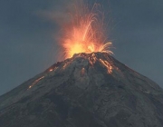 Vulcão de Fogo Em Erupção 4
