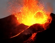 Vulcão de Fogo Em Erupção 5