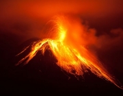 Vulcão Em Erupção 6