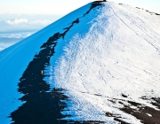 Pessoas caminham pelo vulcao Mauna Kea