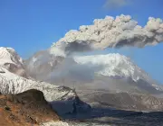 Dr Richard Roscoe
Eruption of ash cloud from lava dome of Shiveluch Volcano, Kamchatka.