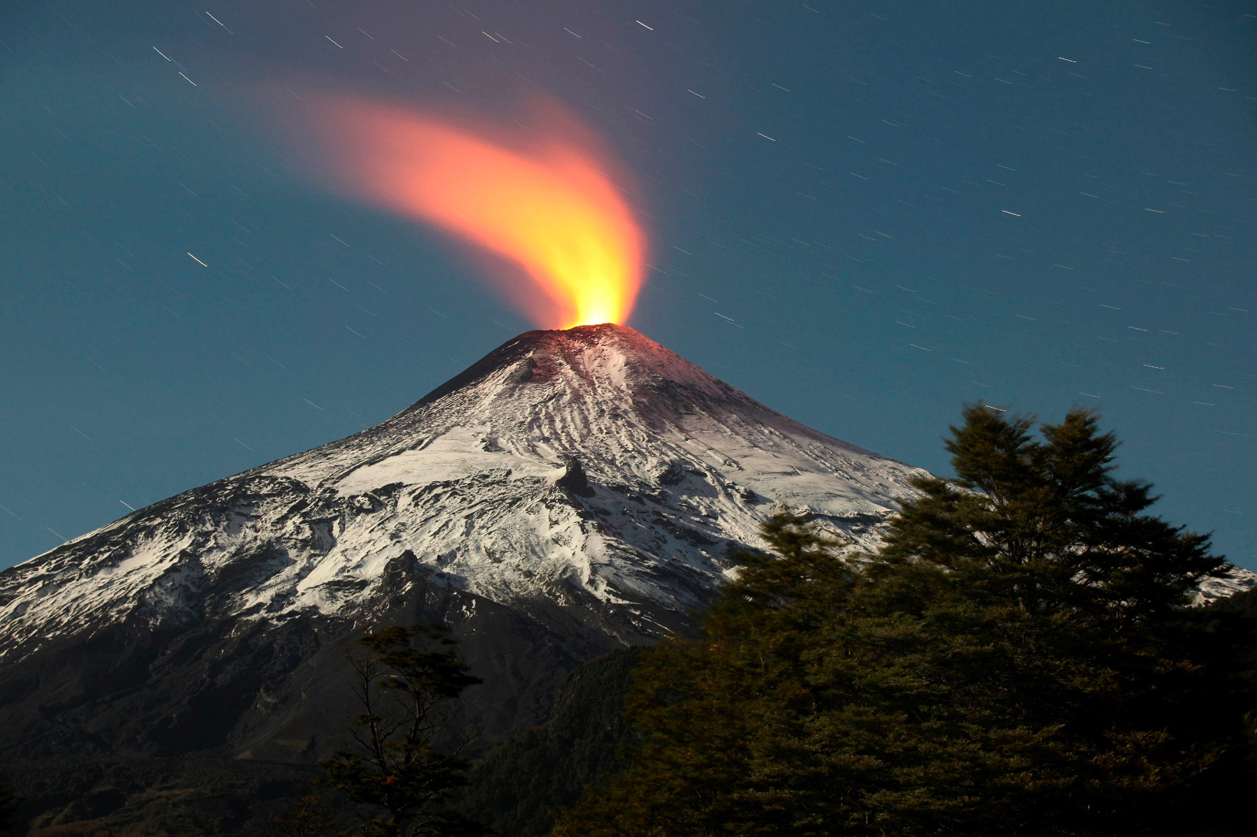 3 любых вулкана. Вулкан Вильяррика Чили. Извержение вулкана Вильяррика. Извержение вулкана в Чили. Вулкан Берни извержение.