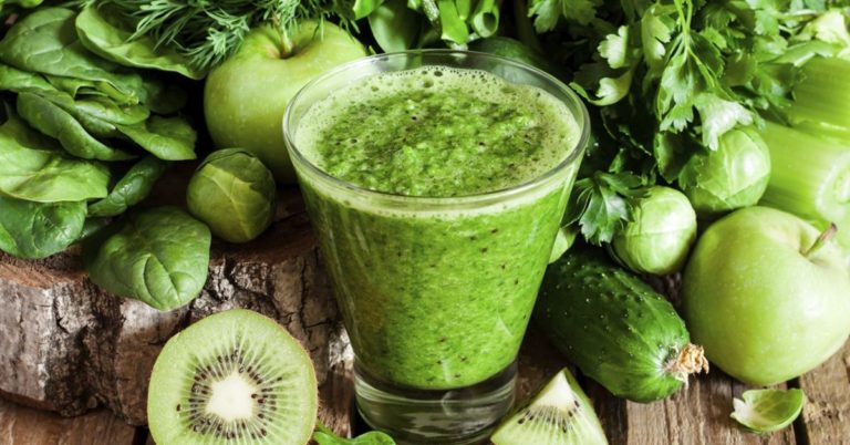 Copo de Suco Com Vegetais Verdes