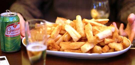 Mandioca Frita com Refrigerante 