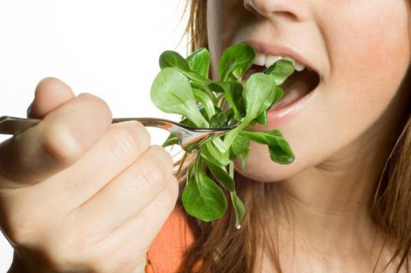 Moça Comendo Agrião