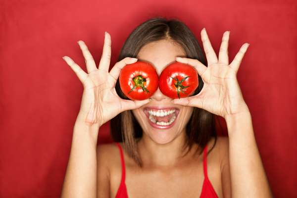 Mulher Com Dois Tomates nos Olhos