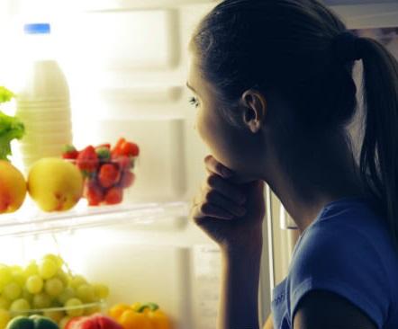 Mulher Escolhendo Fruta Para Comer Antes de Dormir 