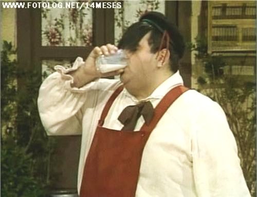 Nhonho do Chaves Bebendo Leite 