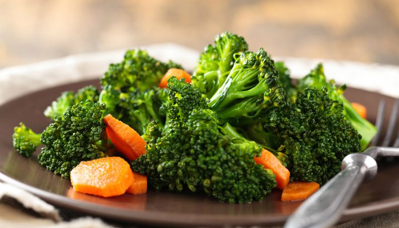 Prato com brócolis fresco, vegetal verde rico em vitamina C