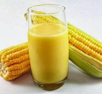 Copo de suco de milho verde, fonte de fibras e vitaminas do complexo B