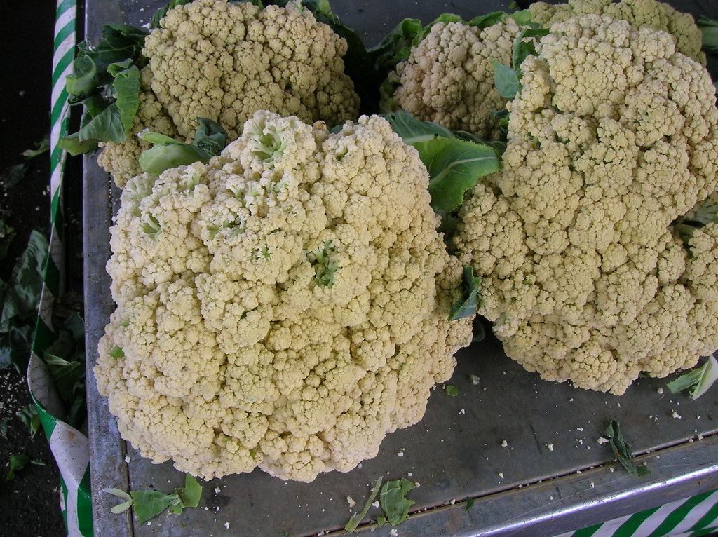 O tipo mais comum de couve flor é a branca, mas podemos encontrar também a verde, resultado da mistura com o brócolis e até mesmo roxa