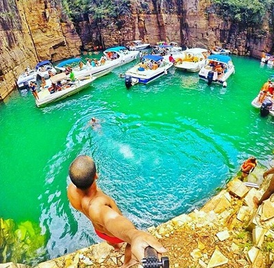 Turistas em Canyons de Furnas em Capitólio