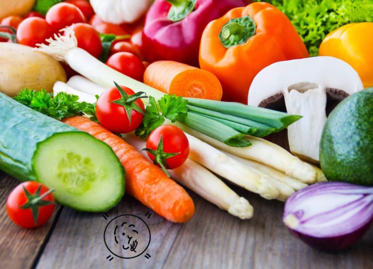 Mosaico de hortaliças variadas — alface, brócolis, cenoura, abóbora e batata — representando os grupos A, B e C da classificação dietética