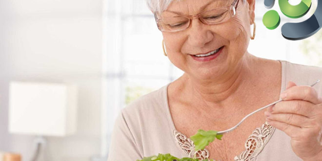 Idosa Comendo Salada da Alface Brunela