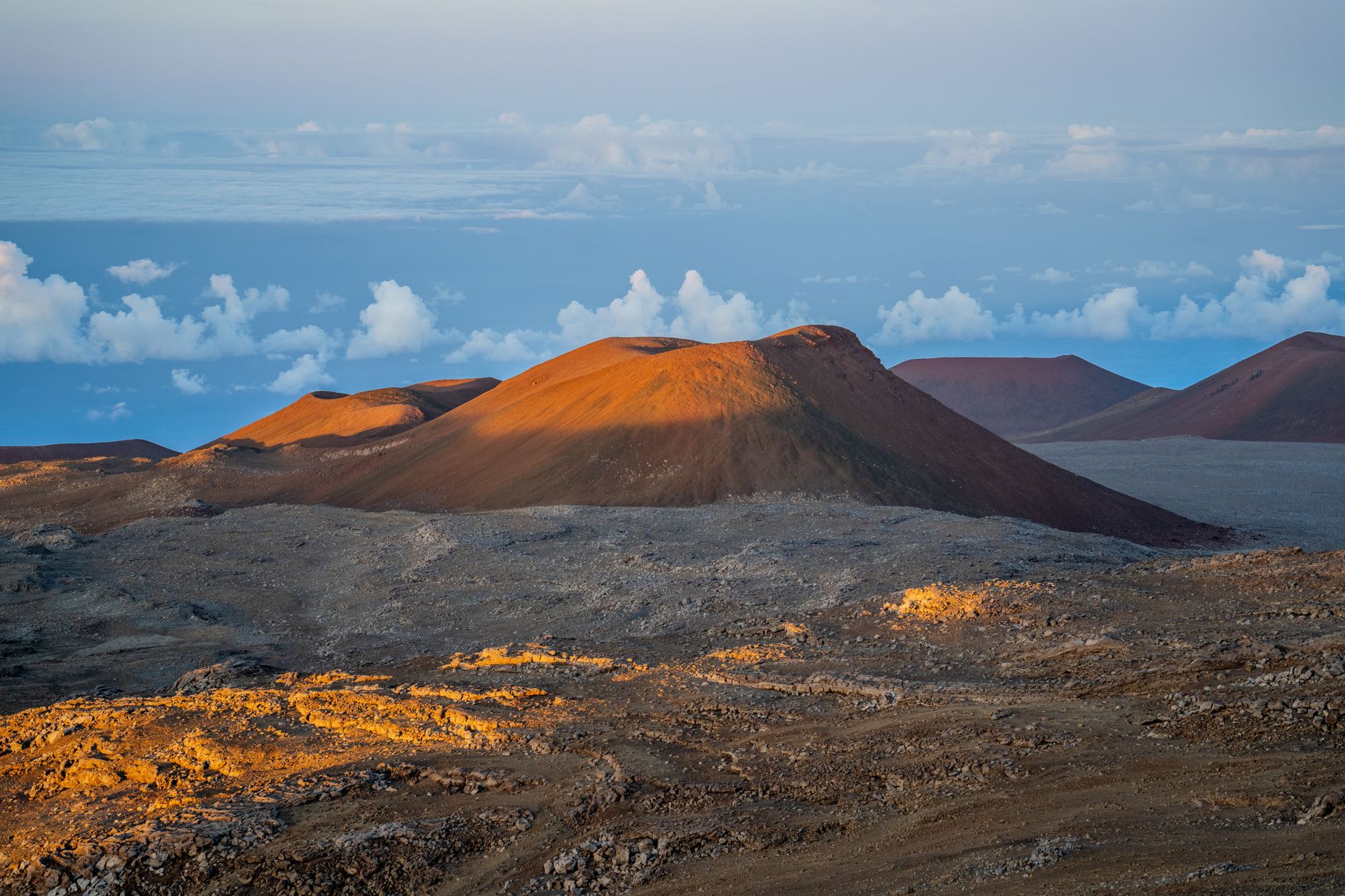 Vulcão Mauna Loa Com Lava Descendo