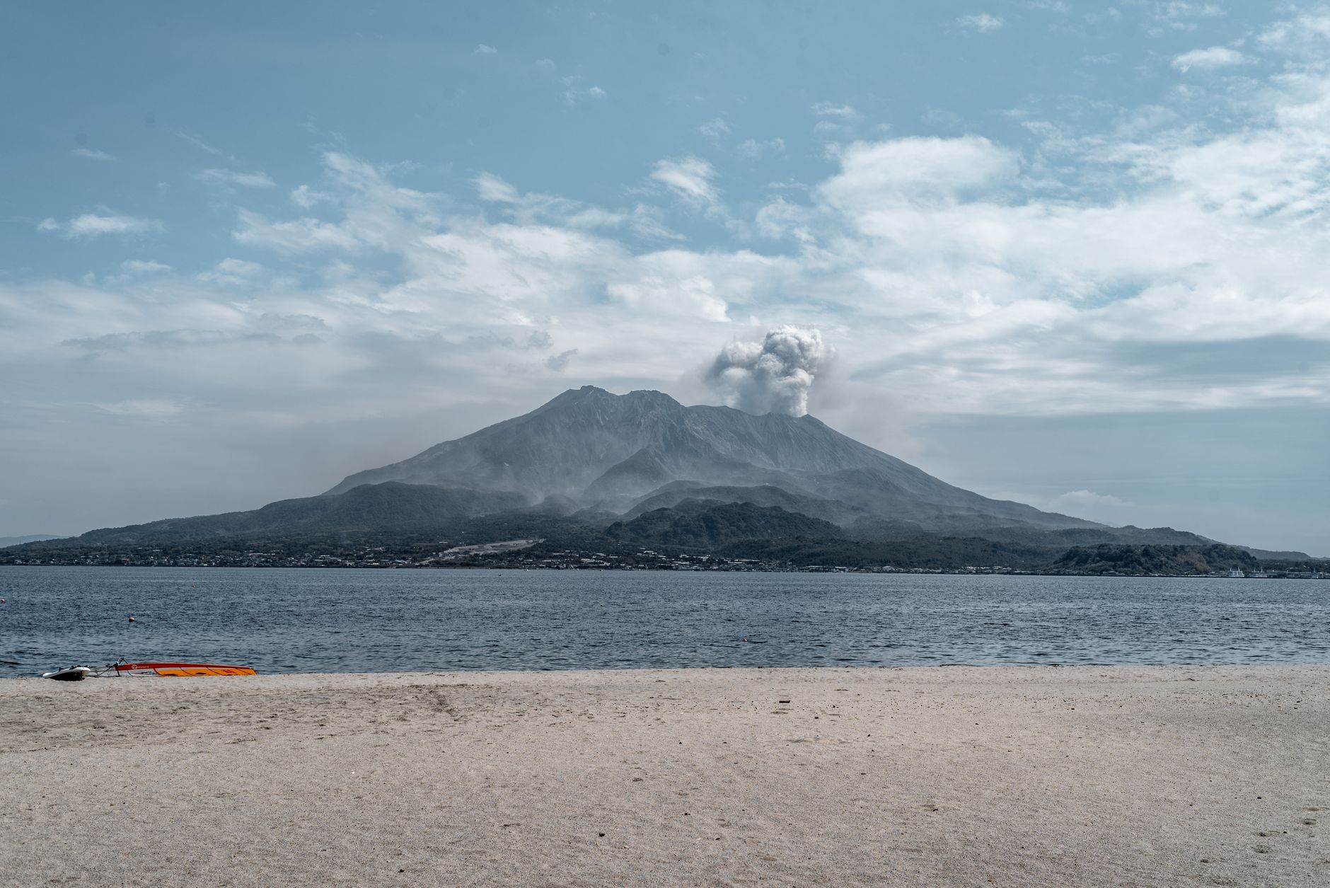 Turistas Admirando a Beleza do Vulcão Sakurajima