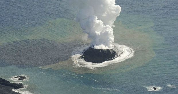 Vulcão em Erupção no Mar | Mundo Ecologia