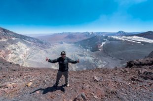 Homem no Alto de Um Vulcão no Atacama