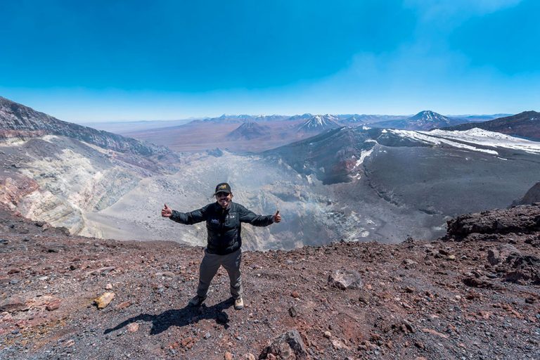 Homem no Alto de Um Vulcão no Atacama