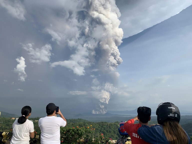 Turistas Capturando Momento Exato de uma Projeção Vulcânica