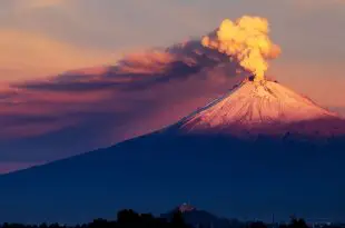 Vulcão Popocatépetl Esfumaçando