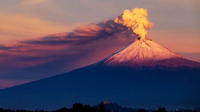Vulcão Popocatépetl Esfumaçando