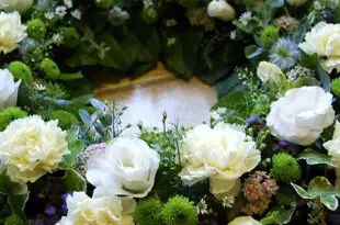 Flores de Cravo em Ritual Fúnebre
