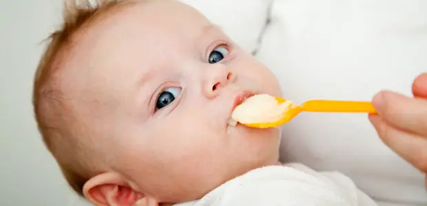 Bebê Comendo Banana Ouro Amaçadinha