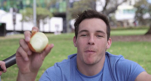 Homem Comendo Cebola Crua 