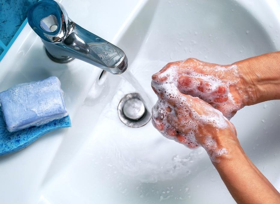Limpando a Mão Com Sabão 