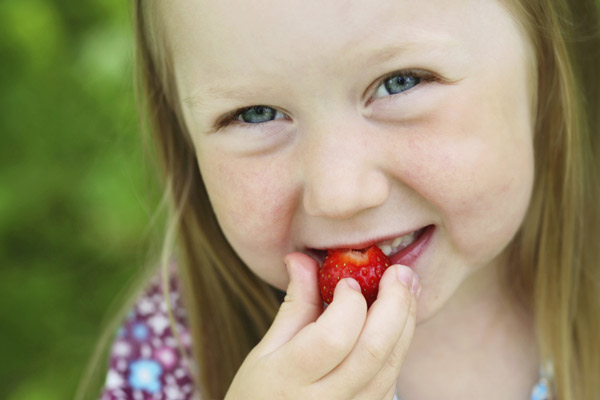 Menina Comendo Morango