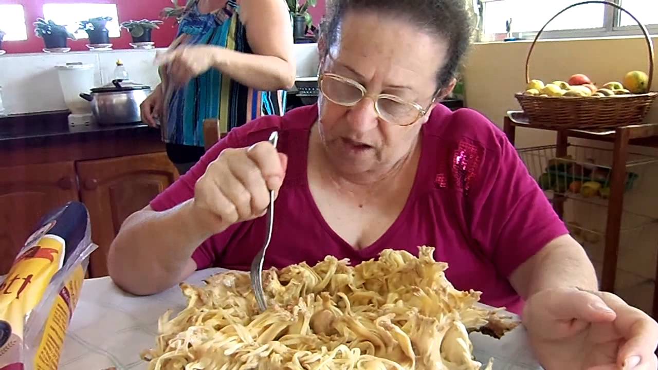 Mulher Comendo Jaca de Garfo