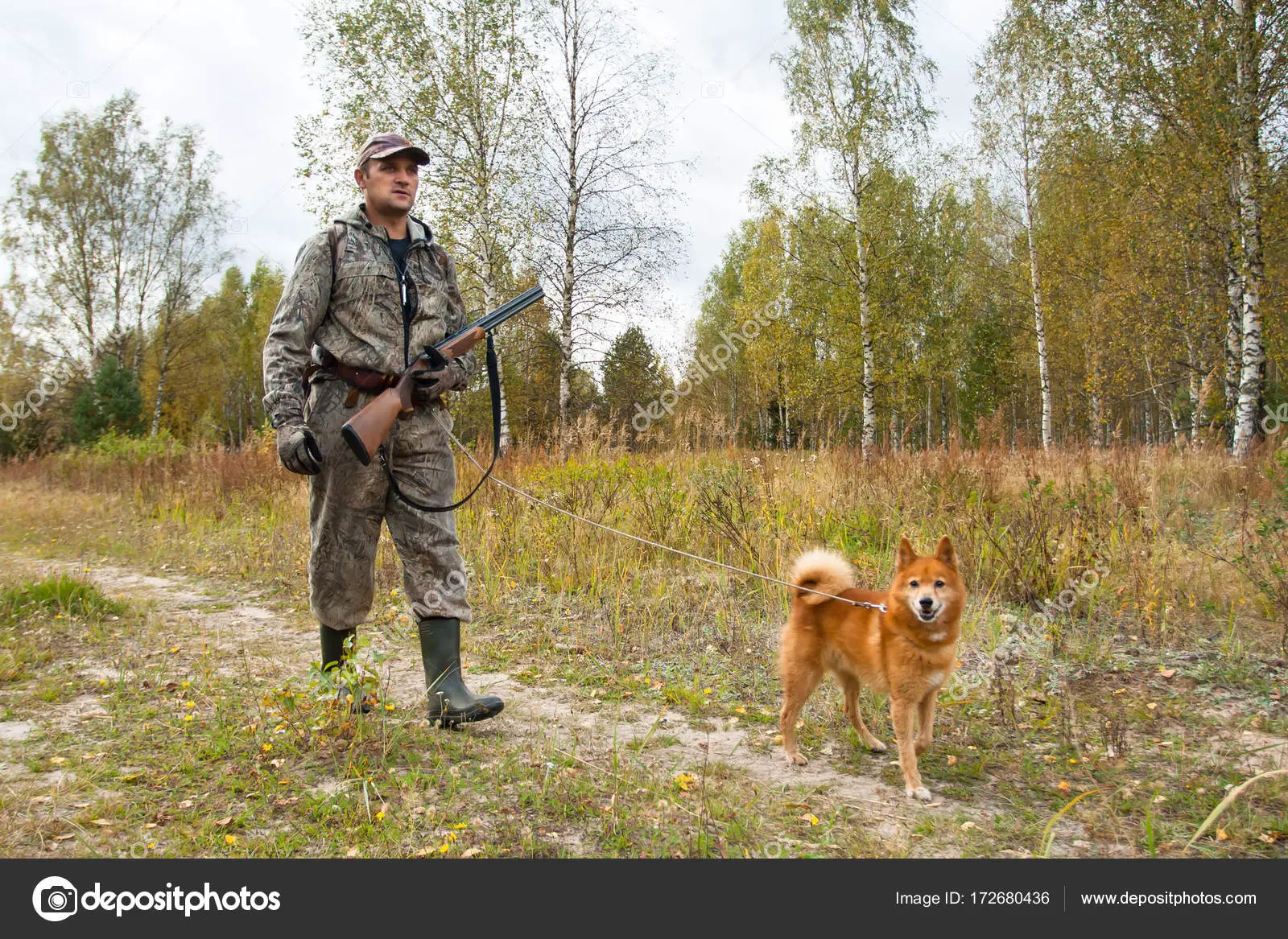 Навстречу шел охотник. Собака лесничего. Лесник с собакой. Фотосессия охотник с собакой в лесу. Охотник идет.
